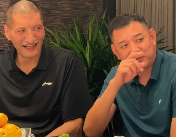 炒股配资开平台 巴特尔与巩晓彬聚会喝酒，大巴烟不离手，大师秃顶，两人喝了不少